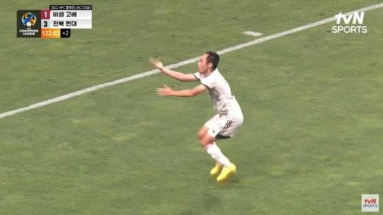 전북 현대 문선민이 22일 비셀 고베와의 아시아 챔피언스리그 8강전에서 골을 넣은 뒤 관제탑 세리머니를 펼쳤다. 사진 tvn 스포츠 중계 캡처