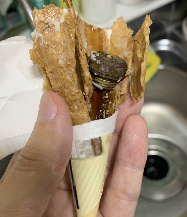 금속 이물질이 발견된 이마트24 PB 아이스크림. /사진=온라인 커뮤니티