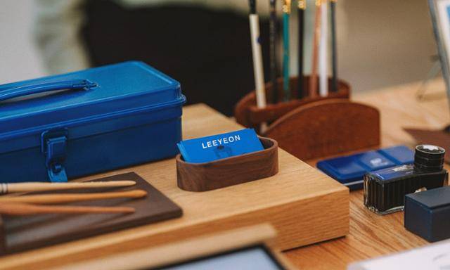 연수씨의 명함에는 회사나 직함, 소속 없이 오직 '이연'이라고 적혀 있다. 사진=포토그래퍼 Lino Kim