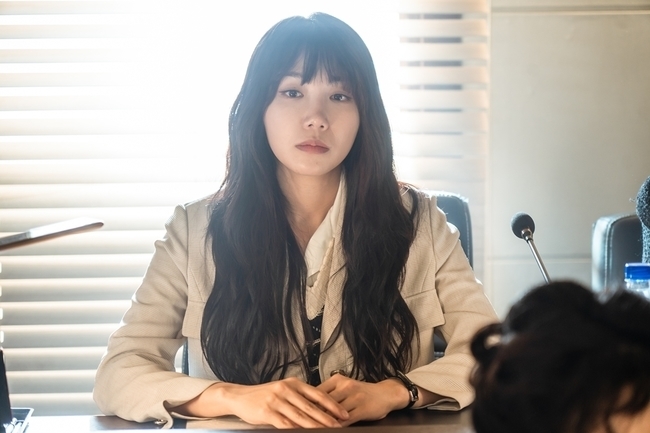 24 hours of blind social worker Jung Eun-ji has been captured.The first still of Actor Jung Eun-ji, who plays Joe Eun-ki, a social worker who chases a person hidden under the incident in TVNs new gilt drama Blind (playplayed by Kwon Ki-kyung/directed credit), was released on August 24.Jo Eun-gi, who will be played by Jung Eun-ji in the play, is a bold social worker who is not surprised or shocked by any kind of work because he has been through all the prenatal events.I always think of people as the top priority and I am trying to become a strong Guardian for the children of the facility.Cho Eun-ki, who reported embezzlement of donations to each center that stayed with a sense of justice, is branded a professional complainant and is traveling around.One day, a notice of Juror of the Peoples Participation Trial is sent to her.Jo Eun-gi, who was to attend as a Juror in one Murder case involving ryu sung-jun (Ok Taek Yeon) and Ryu Sung-hoon (Ha Seok-jin), but after a series of trials to judge the Real of Murder case, a series of Murders against Juror broke out again, gradually bringing a shadow of death to her as well. Its starting to.So, Joe Eun-ki will cooperate with ryu sung-jun and Ryu Sung-hoon to find the truth hidden behind the Juror serial Murder case.In the public photos, Haru of human-first social worker Joe Eun-ki is included.She looks so unbelievably detached that she was invited to the death trial throughout her sitting in court that she feels her boldness that is not surprised by any situation.And apart from her involvement in the death trial, she still has children to keep.Joe Eun-kis eyes, which are called while walking the road, are serious, and she guesses that an unexpected unexpected situation occurred to her.She is looking for a child in a nighttime night where the light flashes, and she catches her eye. She is eager to see her face, holding someones hand and persuading her.As she cares for all the children in the center with affection, I wonder if she can survive the death trial and become a strong Guardian.Especially, Jung Eun-ji, who has completely melted into the character of Joe Eun-ki, is also attracting attention.In the confused courtroom, he expressed his inner strength with a distracting attitude, as well as showing the warm heart of the character by treating the child with a warm gaze.So, I am looking forward to meeting with Jung Eun-ji, who shows a remarkable synchro rate with Joe Eun-ki character with charm of foreign oil.The hardness of Jung Eun-ji Actor will meet with a character of a just-looking Cho Eun-ki and show perfect synergy, the Blind production team said. Please expect her acting transform to show how Jung Eun-ji Actor will express the straight wick of a character like gravel that sparkles at the end of the wave.