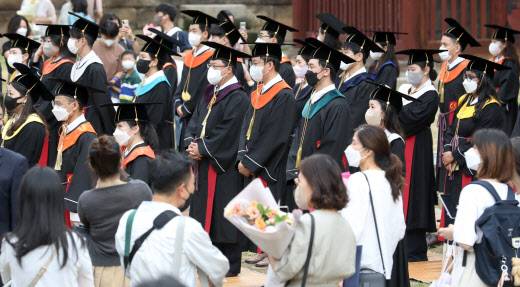 25일 오전 성균관대학교 2022년 여름 학위수여식에 앞서 서울 종로구 성균관 대성전에서 졸업생들이 졸업식 전통행사인 고유례를 지내고 있다.(사진=뉴시스)