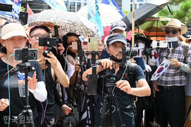 지난달 28일 4·15 총선 선거무효소송 선고공판이 열린 서울 서초구 대법원 앞에서 유튜버들이 현장 실시간 중계를 하고 있다. 고영권 기자
