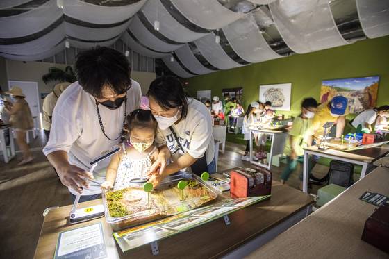 한 가족이 에버랜드 '한 여름밤의 반딧불이' 체험에 참여하고 있다.