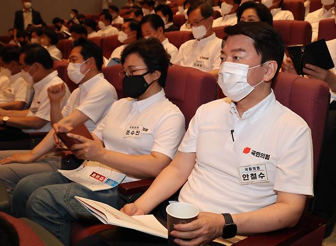 국민의힘 안철수 의원이 25일 충남 천안시 재능교육연수원에서 열린 '2022 국회의원 연찬회'에 참석해 자리에 앉아 있다. 연합뉴스