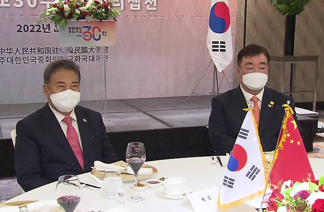 24일 서울에서 열린 한중 수교 30주년 기념 행사에는 박진 외교부 장관(왼쪽)과 싱하이밍 주한중국대사가 양국 정상의 축하 서신을 대독했다.