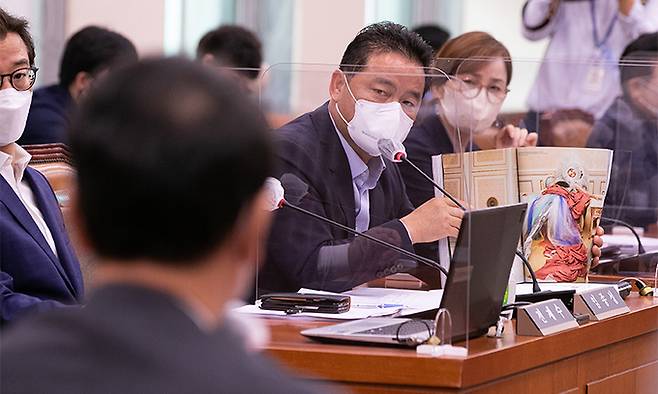 임종성 더불어민주당 의원이 25일 서울 여의도 국회에서 열린 문화체육관광위원회 전체회의에서 보그코리아 잡지의 청와대 화보 촬영 화보를 들고 최응천 문화재청장에게 질의를 하고 있다. 뉴스1