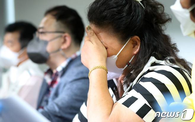 8월24일 오전 서울 중구 진실·화해를위한과거사정리위원회에서 열린 형제복지원 인권침해 사건 진실규명 관련 기자회견에서 피해자 박순이 씨가 눈물을 흘리고 있다. 이날 위원회에 따르면 형제복지원 사건의 사망자는 알려진 것보다 105명이 많은 657명으로 확인됐다. 2022.8.24/뉴스1 ⓒ News1 구윤성 기자