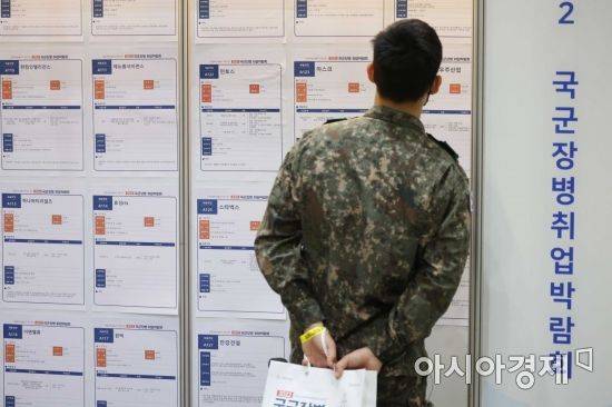 코로나19로 열리지 못했던 장병 대상 오프라인 취업박람회가 3년 만에 열렸다. 11일 경기 고양 킨텍스 5홀에서 열린 ‘2022년 전반기 제1차 국군장병 취업박람회’에서 군인들이 일자리를 찾고 있다. 이번 행사에는 채용 면접과 상담을 위한 120여 개 기업 부스와 채용설명회·명사 특강 등이 준비됐다. 국방부는 이번 1차 박람회를 비롯해 6월과 9월까지 올해 모두 3차례의 취업박람회를 개최할 계획이다. /문호남 기자 munonam@