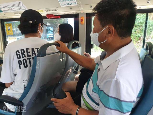 지난달 25일 아크로비스타 집회로 향하는 김씨가 철산역 방향 버스를 타고 있다. 이정원 기자