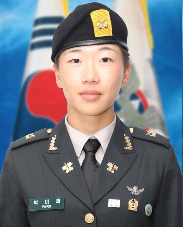 신임 특수전부사관 중 최고 성적을 거둬 육군참모총장상을 수상한 여군 박미래 하사. 육군 제공