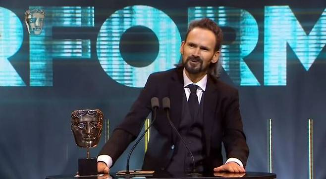 3인칭 액션어드벤처 게임 ‘갓 오브 워’(2018)에서의 모션 캡처(motion capture) 연기로 2019년 영국 아카데미 비디오 게임상(BAFTA)을 수상한 미국 배우 제레미 데이비스가 시상식에서 소감을 전하고 있다. 데이비스는 1998년 영화 ‘라이언 일병 구하기’에서 ‘업햄 상병’ 역을 맡았던 배우이다. BAFTA 유튜브 캡처