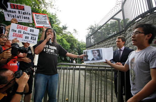 ⓒReuter=Newsis 6월13일 시민들이 홍콩 주재 미국 영사관 앞에서 내부고발자 스노든의 사진을 들고 지지 시위를 하고 있다.