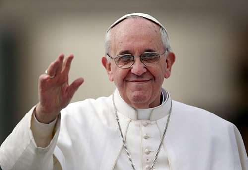 ⓒAP Photo 2013년 3월26일(현지시간) 프란치스코 교황이 바티칸의 성 베드로 성당에서 미사를 집전한 뒤 신자들에게 손을 흔들고 있다.