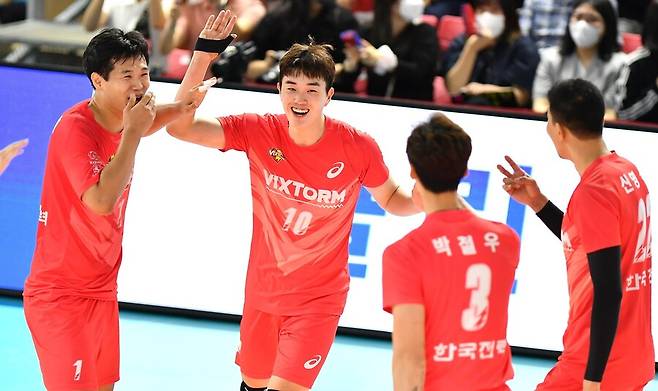 ▲ 한국전력이 27일 순천팔마체육관에서 열린 2022 순천·도드람컵 프로배구대회 준결승전에서 삼성화재를 꺾고 결승행 티켓을 따냈다. ⓒKOVO