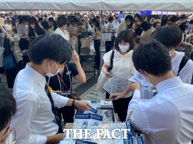 첨단 디지털 팬라이트(응원봉)이 일본 도쿄돔을 가득 메운 관객들과 환상의 연출 쇼를 연출했다. /강일홍 기자