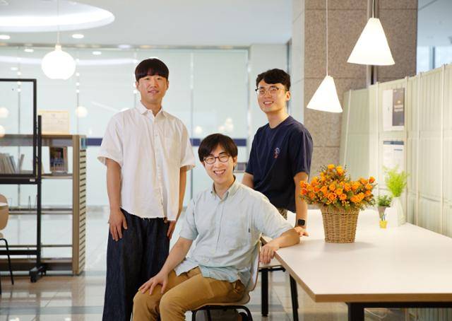 UNIST 산업공학과 권상진 교수팀. 김재성 연구원(왼쪽부터), 권상진 교수, 윤석호 연구원. UNIST 제공