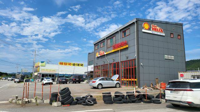 경기도 동두천시 상패동의 한 자동차정비소 인근 도로가 '동두천국가산업단지' 조성 사업 관련 도로 확장으로 인해 2m가량 높아질 예정이다. 인근 주민들은 피해를 호소하며 대책 마련을 요구하고 있지만 수년째 해결되지 않고 있다. 박재구 기자