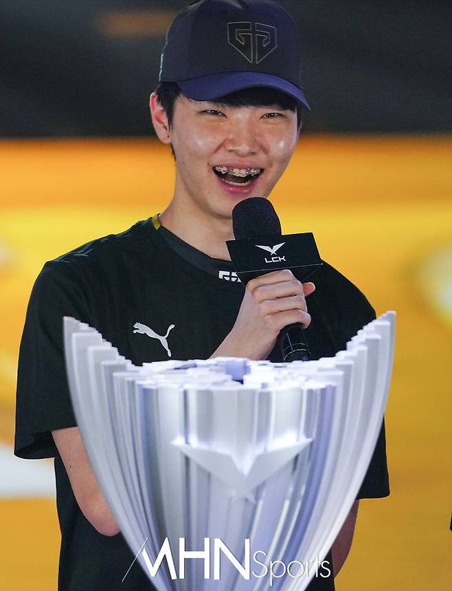 우승을 차지한 젠지 '쵸비' 정지훈은 "그동안 '무관의 제왕'이라 불렸는데, 이제 그 별명과 '무관'해져 좋다"고 우승 소감을 밝히고 있다. (MHN스포츠 강릉, 권혁재 기자)