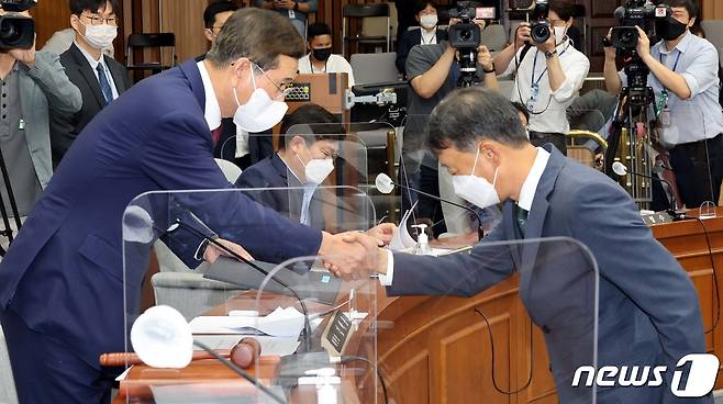 오석준 대법관 후보자가 29일 오전 서울 여의도 국회에서 열린 인사청문회에서 김학용 위원장에게 선서문을 제출한 후 악수하고 있다. (공동취재) 2022.8.29/뉴스1 ⓒ News1 이재명 기자