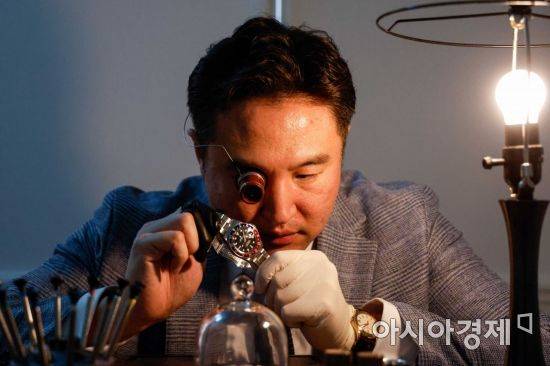 김한뫼 엠오아이워치 대표가 25일 서울 강남구 BGZT 컬렉션에서 인터뷰에 앞서 포즈를 취하고 있다./강진형 기자aymsdream@