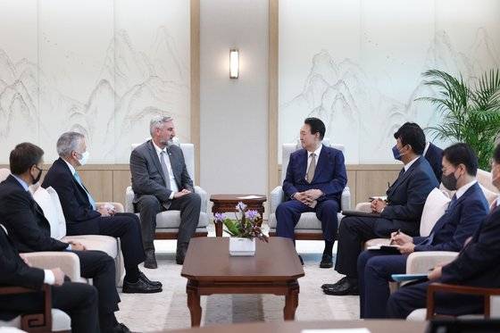 윤석열 대통령이 지난 8월 26일 오후 서울 용산 대통령실 청사에서 방한 중인 에릭 홀콤(Eric Holcomb) 미국 인디애나 주지사를 접견하고 있다. 대통령실 제공