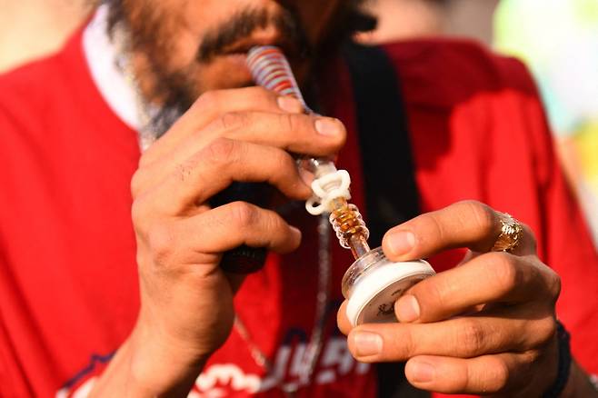 미국에서 담배보다 마리화나(대마초)를 피우는 성인들이 더 많다는 설문 결과가 나왔다. 사진은 미 콜로라도주 덴버에서 한 남성이 대마초를 피우는 모습. /ⓒAFP=뉴스1