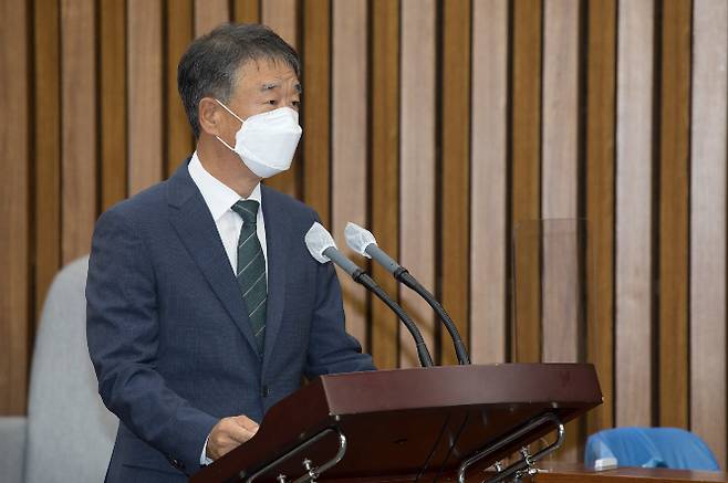 윤석열 정부의 첫 대법관 후보인 오석준 후보자가 국회 인사청문회에서 야당 의원으로부터 오 후보자의 딸이 수령한 장학금과 관련한 질의에 "행정실 직원이 알려줘 신청했다"고 해명했다. 사진은 29일 오 후보자가 서울 여의도 국회에서 열린 대법관 인사청문회에서 인사말을 하는 모습. /사진=뉴스1