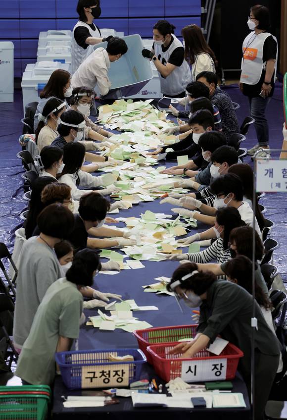 제8회 전국동시지방선거일인 6월1일 서울 동대문구 체육관에서 개표작업이 진행되고 있다.ⓒ연합뉴스