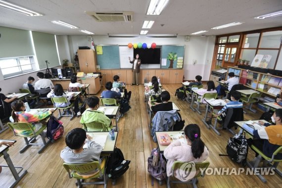 전국 모든 학교에서 정상 등교가 이뤄진 2일 서울 광진구 광장초등학교 학생들이 가림판이 제거된 자리에서 수업을 듣고 있다. /사진=연합뉴스