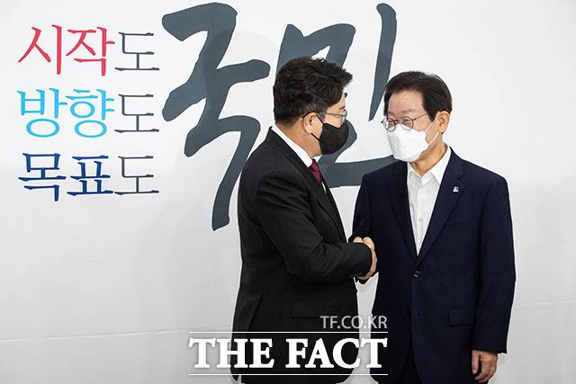 이재명 더불어민주당 대표(오른쪽)가 31일 오전 서울 여의도 국회에서 권성동 국민의힘 원내대표를 예방하며 악수를 하고 있다. /국회=이새롬 기자