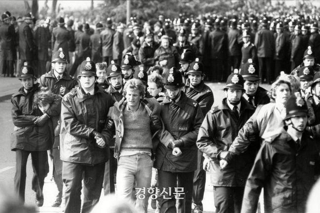 1984년 영국 광부 파업 당시 경찰에 끌려가는 노조원들. 경향신문 자료사진