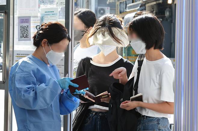 1일 오전 시민들이 서울 중구보건소에 마련된 선별진료소에서 검사를 위해 접수하고 있다. 연합뉴스