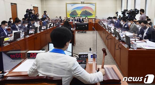 백혜련 국회 정무위원회 위원장이 2일 오전 서울 여의도 국회에서 열린 정무위원회의 한기정 공정거래위원장 후보자 인사청문회를 주재하고 있다. (공동취재) 2022.9.2/뉴스1 ⓒ News1 이재명 기자