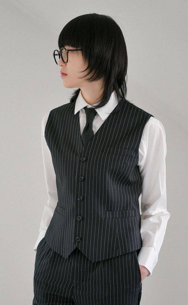 젠더리스 패션을 표방하는 브랜드 'ACBF'가 만든 여성 슈트. 바지 핀턱 주름을 살리고, 재킷에 속주머니까지 부착하는 등 남성복의 특징을 여성복에 적용해 활동성을 높였다. ACBF 제공