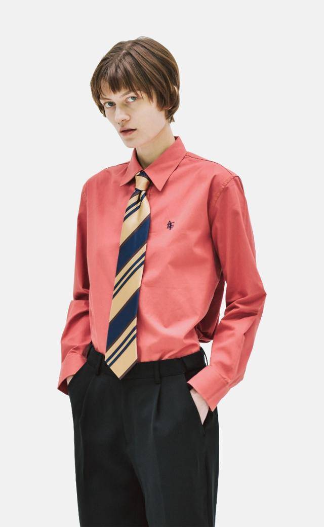 남성만의 전유물이었던 정장 슈트를 입는 여성들이 크게 늘었다. 슈트가 당당하고 자신감 넘치는 자신을 표현하는 수단의 하나로 자리 잡은 것. ACBF 제공