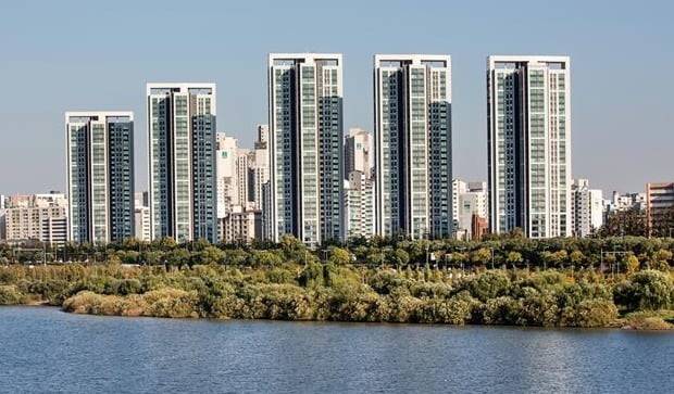 서울 한강변 재건축 추진 단지에서 한강 조망권을 놓고 주민 간 다툼이 잦아지고 있다. 한강뷰를 극대화하기 위해 ‘+’자 타워형으로 설계한 서울 서초구 잠원동 아크로리버뷰. DL이앤씨 제공