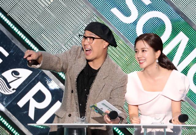 ▲ 3일 오후 강원 원주시 간현관광지 특설무대에서 열린 ‘MBC 강변가요제 뉴챌린지’ 본선 무대에서 진행을 맡은 방송인 하하(왼쪽)와 정다희 아나운서가 밝게 웃고 있다. 연합뉴스