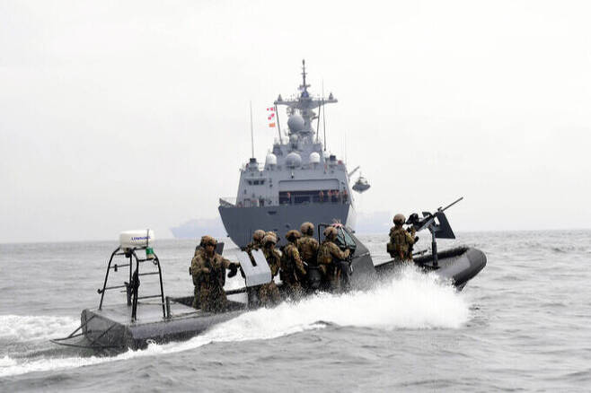 해군 특수전전단 요원들이 선상 테러에 대비한 훈련을 하면서 고속단정을 타고 이동하고 있다. 세계일보 자료사진