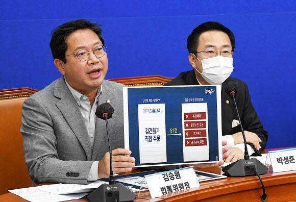 더불어민주당 김승원 법률위원장이 4일 서울 여의도 국회에서 열린 기자간담회에서 김건희 여사 주가조작 의혹 관련 수사 촉구하는 브리핑을 하고 있다. 2022.9.4 국회사진기자단