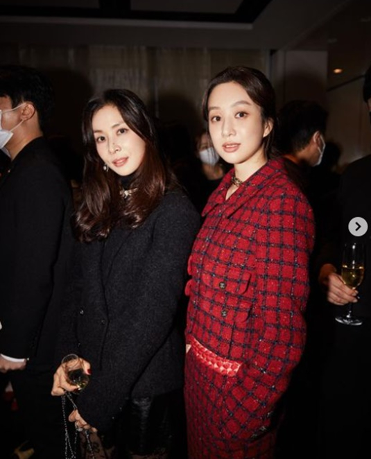 Jung Ryeo-won posted a picture of himself attending a luxury brand event on his instagram on the 3rd.Jung Ryeo-won in the public photo stands side by side with Ko So-young and boasts an unexpected friendship.Ko So-young, who is wearing black costumes, and Jung Ryeo-won, who is wearing RED costumes, are showing a brilliant combination.Ko So-young and Jung Ryeo-won, who reveal their charms, catch their attention.Meanwhile, Jung Ryeo-won will meet viewers around the world with Disney + I will start a defense.
