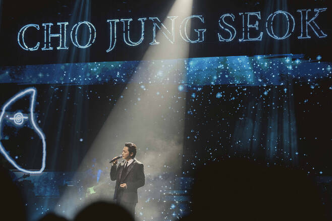 Seoul=) = Actor Jo Jung-suk successfully hosted the 2022 Jo Jung-suk Show.2022 Jo Jung-suk Show was held at the Seoul Blue Square Master Card Hall on the 3rd and 4th.The Jo Jung-suk Show was an event that faced fans on stage five years after the fan meeting in 2017, and the previous round was sold out early.Jo Jung-suk Show is a fan meeting and other show brand, and it is the concept of I can go anywhere and do anything.Jo Jung-suk filled 150 minutes of Alone with witty composition using all the performance elements and staffs as well as high-quality music such as jazz, pop, ballad, and dance.Jo Jung-suk, who presented an intense opening with Michael Bublés Feeling Good, played guitar and sang Jason Mrazs Im Yours (Im Yours) and was cheered hotly by giving the musical Headwicks flagship number The Origin of Love ...The composition of communicating with fans was also full of wits, full of familiarity and humor in introducing all the performances and leading the audiences reactions.Especially in the story corner decorated with the concept of camping ground, he gave a heartfelt cheering to the story of a fan who had a battling life in the campfire atmosphere with a guitar, and told his story to high school fans who were worried about exams and grades.They also gave empathy and Cheering to parents who were tired of childcare.The audience was warmly comforted and cheered by Jo Jung-suk, who played the guitar right at the reading of the story, and called Ship by Lee, You can do it by Kangsan, and Superstar by Mido and Parasol.As such, Jo Jung-suk approached the characters that he had shown in his works more intimately through Jo Jung-suk Show, and the audience once again felt the likability and impression of the characters felt in sweet doctor life, Avatar of jealousy, Oh my ghost, Exit, Introduction to Architecture.In addition to that, Jo Jung-suks stage soaked the hearts of the audience with his outstanding singing ability that conveys the deep meaning of the lyrics with a richer sensibility than technique.Also, the appearance of Mido, Kim Dae-myeong and Jung Kyung-ho, who were the main characters of sweet doctor life who came as a surprise guest on the 3rd, was a great fun of the performance.They appeared in a thoroughly secretive manner, surprised Jo Jung-suk and enthusiastically sang Aroha with recent talk.This Jo Jung-suk show was a meaningful project that included all of Jo Jung-suks songs, dances, and singing, which have been shown across the media such as movies, dramas, and musicals beyond fan meeting.Jo Jung-suk said, I was burdened and nervous about the idea of ​​taking Alone after setting the performance name as Jo Jung-suk show at first, but I was so excited to meet fans for a long time and Chest was crowded.