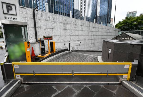 침수를 막기 위해 서울 삼성전자 서초사옥 지하주차장 입구에 설치된 차수막. 이한결 기자