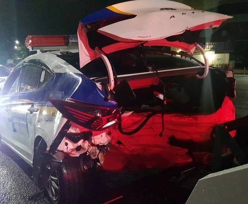 5일 오전 0시 31분께 인천시 부평구 구산동 수도권 제1순환고속도로에서 승용차가 사고를 수습하던 경찰차를 들이받는 사고가 났다. 연합뉴스=독자 송영훈씨 제공