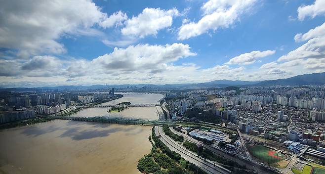 태풍 '힌남노'가 물러간 6일 서울 영등포구 63스퀘어에서 바라본 서울 전경. /뉴스1