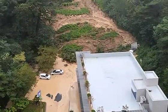 태풍 '힌남노' 영향으로 6일 오전 경북 포항시 북구 용흥동 한 야산에서 산사태가 나 흙더미가 산 아래로 밀려오고 있다. 연합뉴스