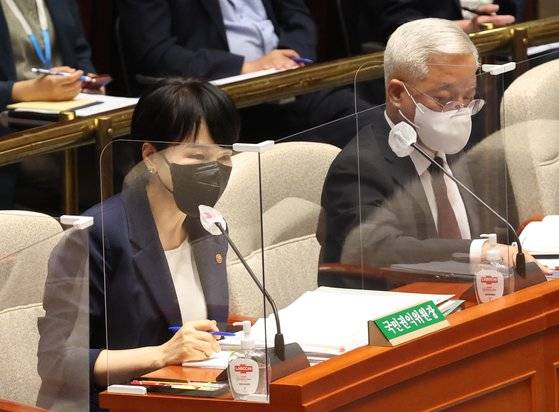 전현희 국민권익위원장이 5일 국회에서 열린 예산결산특별위원회 전체회의에서 의원의 질의에 답변하고 있다. 전 위원장은 사퇴의 뜻이 없음을 재차 밝혔다. 김경록 기자