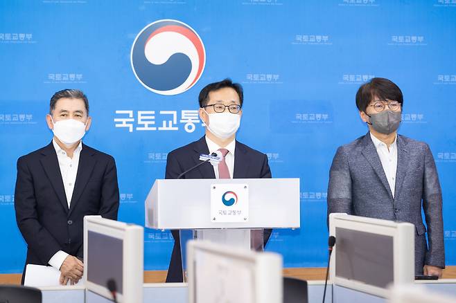 김흥진 국토교통부 기획조정실장(가운데)이 7일 국토부 세종청사에서 '산하 공공기관 혁신방안 마련' 추진 상황을 발표하고 있다./국토교통부