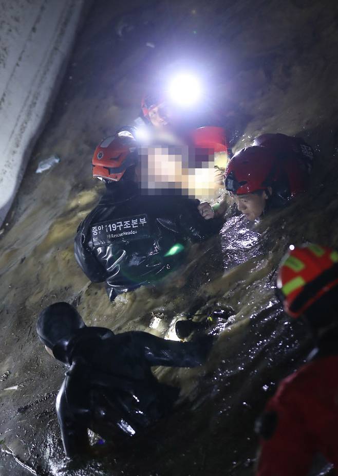 6일 저녁 태풍 ‘힌남노’의 폭우로 잠긴 경북 포항시 남구의 한 아파트 지하 주차장에서 소방·군 관계자들이 실종된 주민 1명을 추가로 구조하고 있다 (사진=연합뉴스)