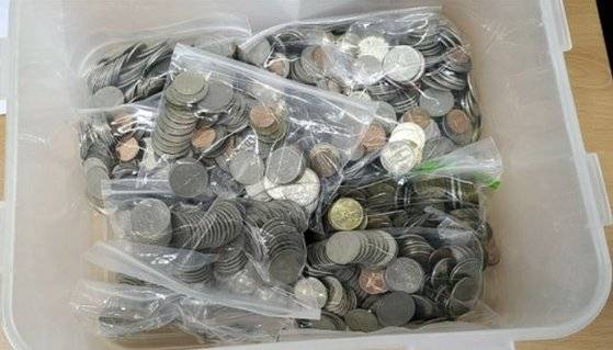 7일 강원 철원경찰서에 따르면 지난 6일 80대 A씨는 ″어려운 학생을 돕고 싶다″며 10년간 모은 동전과 지폐, 총 31만 5000원이 담긴 플라스틱 용기를 들고 경찰서 여성청소년계를 찾았다. 사진 연합뉴스
