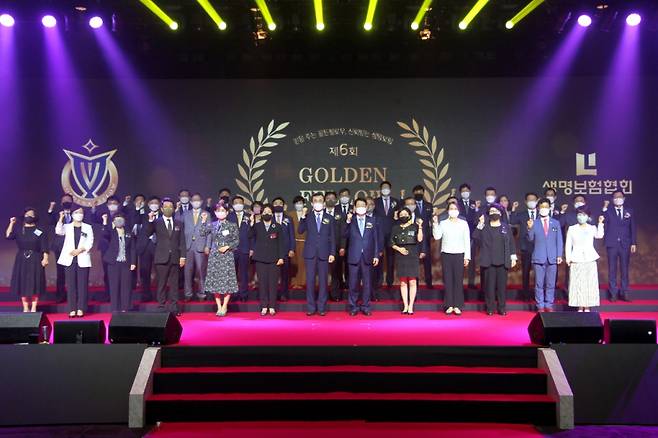 생명보험협회가 7일 서울 신라호텔에서 골든 펠로우 인증식을 개최했다. 이세훈 금융위원회 사무처장(사진 첫째줄 왼쪽에서 7번째)과 정희수 생명보험협회장(사진 첫째줄 왼쪽에서 8번째) 등 행사 관계자들이 기념촬영을 하고 있다./사진제공=생명보험협회